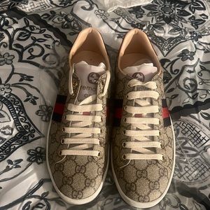 Worn once Gucci sneaker classics! Size 8 woman